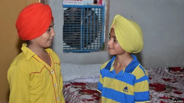 બંને ભાઈઓનો એકબીજા સામે જોતો ફોટો