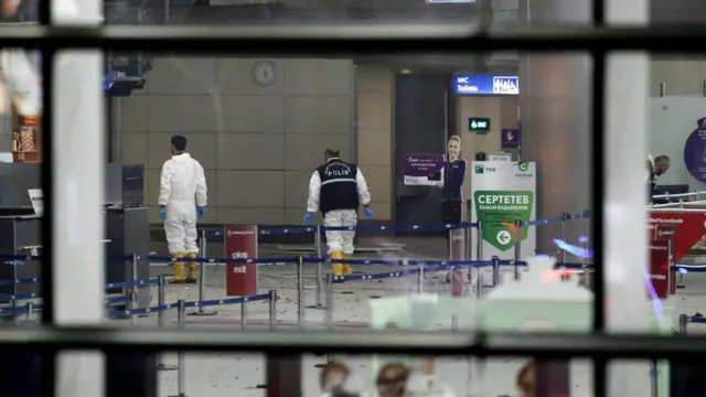 Policía en el interior del aeropuerto