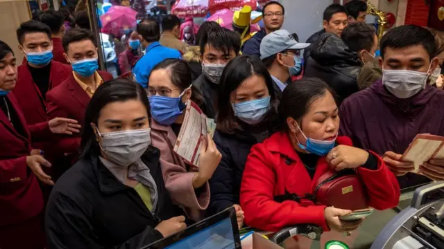 Người dân đổ xô đi mua khẩu trang y tế, tạo tình trạng khan hiếm, tăng giá khắp nơi.