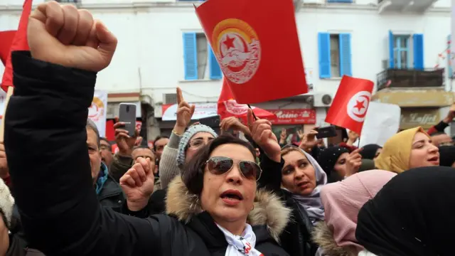 تونسيون يحتفلون بالذكرى الثامنة لثورتهم