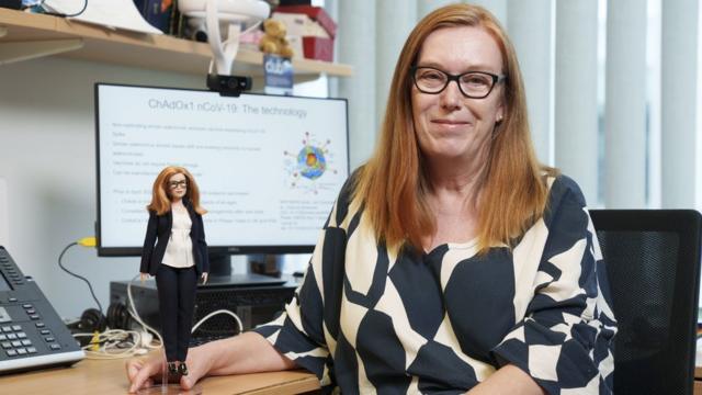 Professora Sarah Gilbert ao lado da boneca Barbie feita à sua imagem. Agosto de 2021