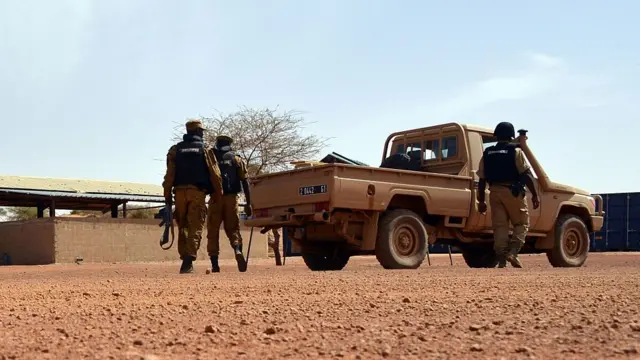 Des gendarmes burkinabé sécurisent une exploitation minière où un membre du personnel a été enlevé (illustration).