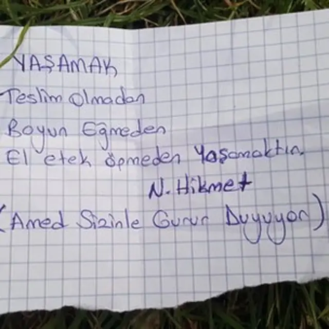 Kapıda bekleyen iki genç kızın ilettiği not