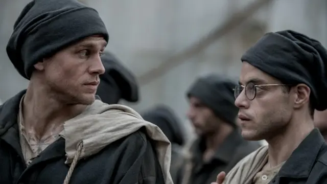 Čarli Hanam i Rami Malek u filmu "Papijon"