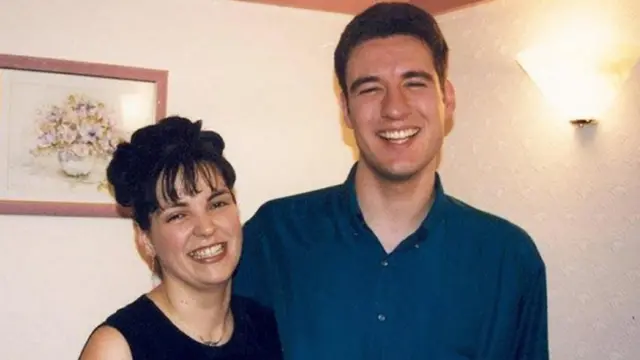 Alistair Wilson ay su esposa