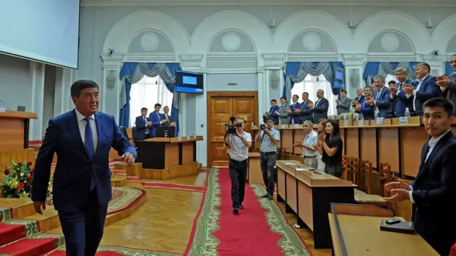 Жээнбеков премьер-министр катары өкмөттө акыркы жыйынын өткөрдү