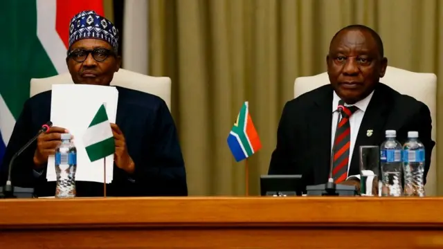 Le président du Nigéria, Muhammadu Buhari (gauche) et Cyril Ramaphosa, son homologue sud-africain.