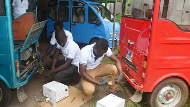 Des mécaniciens rechargent les batteries des taxis électriques à trois roues dans la ville côtière de Jacqueville. -Plusieurs véhicules électroniques chinois, équipés d'un système de rechargement d'énergie solaire, permettent au citoyen de Jacqueville de se déplacer facilement autour de la ville pour 100 à 500 francs CFA.