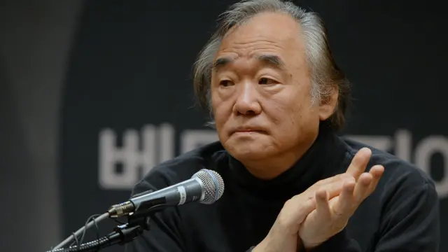 피아니스트 백건우가 지난해 광화문 문호아트홀에서 '2017 백건우 베토벤 피아노 소나타 32 프로젝트' 기자 간담회를 갖고 있다