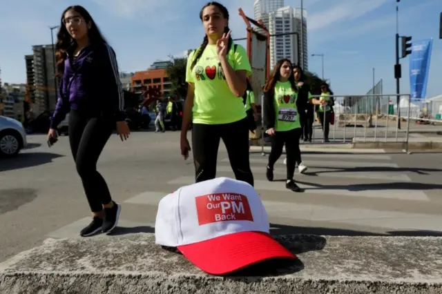 "Başbakanımızı geri istiyoruz" yazılı şapkalar