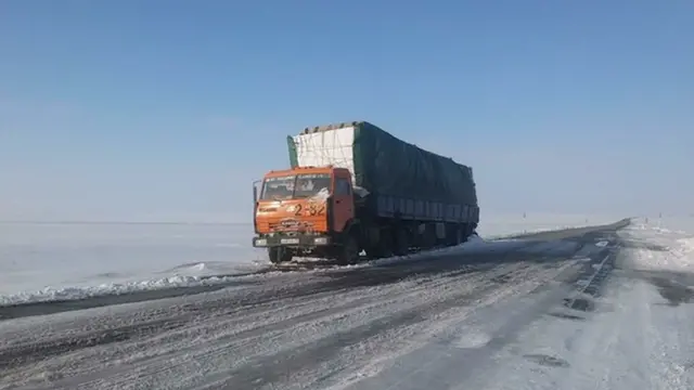 Юк ташувчилар узоқ йўлни босиб ўтадилар.