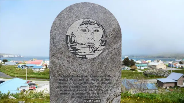 照片中的乌纳拉斯卡社区蚀刻石板是对那段黑暗时期的纪念。