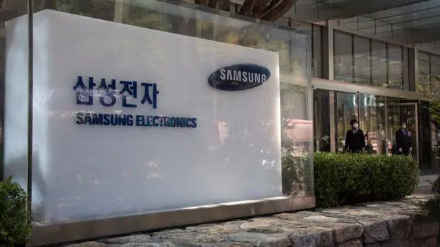 South Koreans walk next the Samsung Electronics headquarters in Seoul, South Korea, 08 October 2020