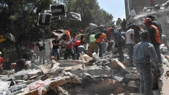 Pessoas entre os escombroscomo criar senha galera betum edifício