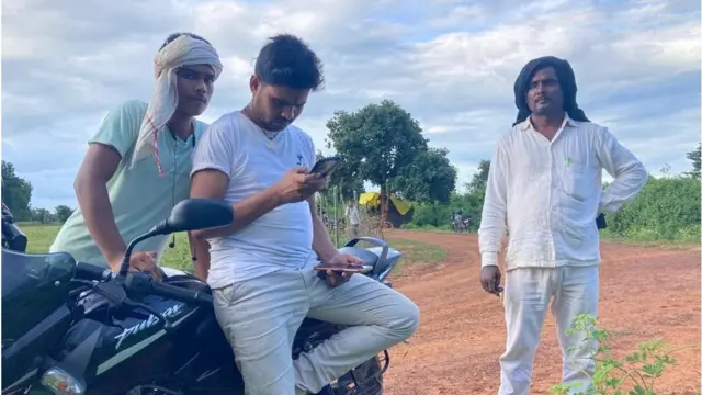 मोबाइल नेटवर्क तलाशते लोग