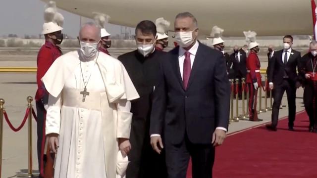 بغداد - كان في استقبال البابا في المطار رئيس الوزراء العراقي مصطفى الكاظمي
