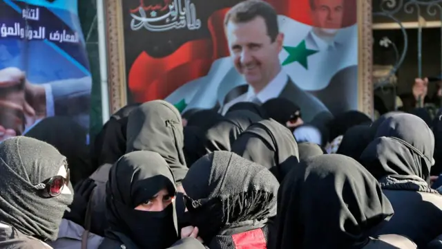 Doğu Guta'da Esad fotoğrafı ve kadınlar