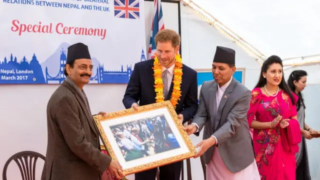 उद्योग मन्त्री नवीन्द्रराज जोशी र राजदुत डा सुवेदीले राजकुमार ह्यारीलाई मायाको चिनो प्रदान गरेका थिए।