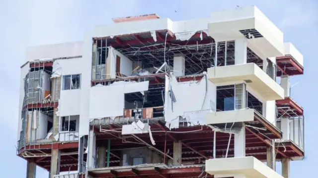 అకాపుల్కోలో తుపాను బీభత్సం 