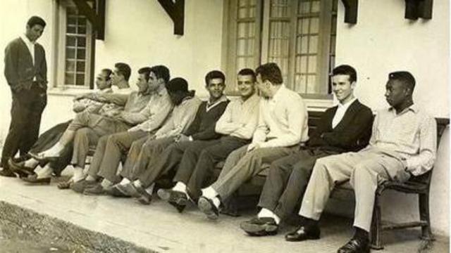 A seleção de 1958 à espera do trem na estação de Poços de Caldas (MG). Da esquerda para a direita: Nilton Santos, Dino Sani, Gilmar, Bellini, Garrincha, Moacir, Dida, Joel, Mazzola, Zagallo e Pelé.
