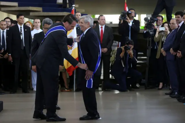 Bolsonaro põe faixa em Augusto Heleno