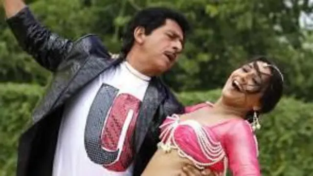 फ़िल्म डर्टी पिक्चर के एक दृश्य में विद्या बालन के साथ नसीरुद्दीन शाह 