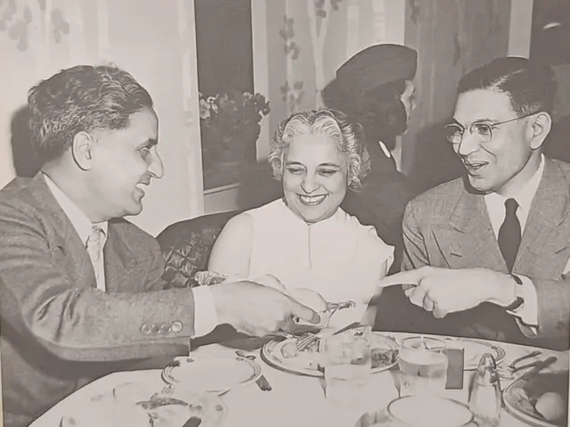 सैयद हुसैन (दाएं) और विजयलक्ष्मी पंडित (बीच में)