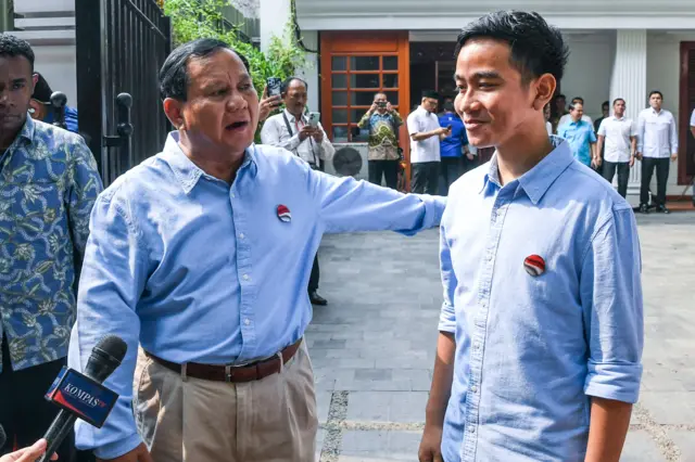 Prabowo Subianto (kiri) berbincang dengan Gibran Rakabuming Raka (kanan) di Kertanegara, Jakarta, Rabu (25/10