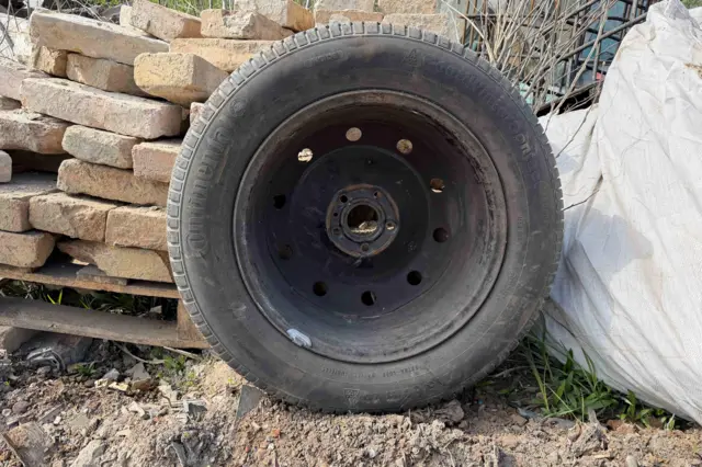 Odbačena automobilska guma sa felnom