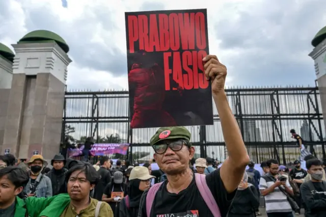 Masyarakat berdemo memprotes disahkannya RUU TNI di depan gedung DPR di Jakarta pada 20 Maret 2025.