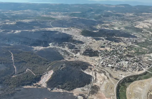 Ayvacık'ın havadan görüntüsünde geniş alanların yangından etkilendiği görülüyor