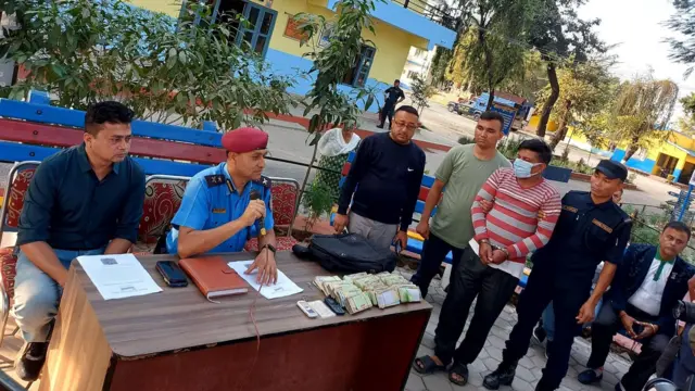 अपहरण उद्योगको आरोपमा गणतन्त्र दिवसमा सजाय माफी पाएका व्यक्तिलाई पक्राउपछि सार्वजनिक गर्दै चितवन प्रहरी