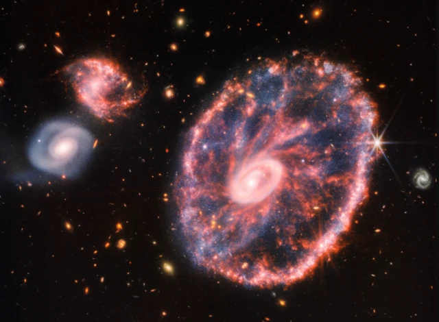 ภาพกาแล็กซีล้อเกวียน