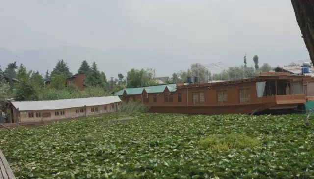 हाउसबोट की ख़स्ता हालत 