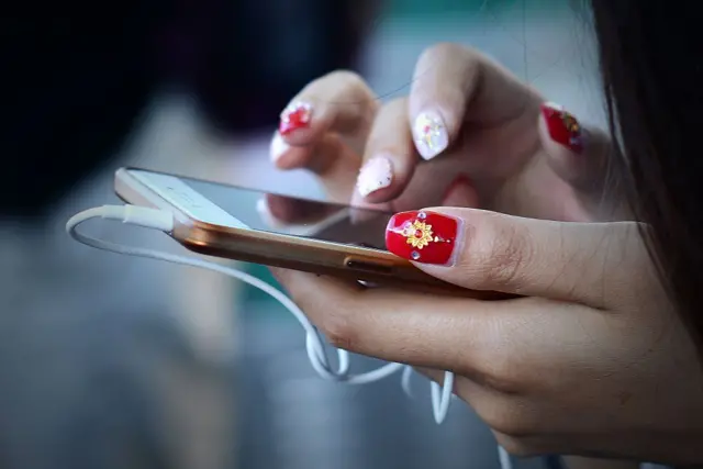 په یو لاس کې مبایل