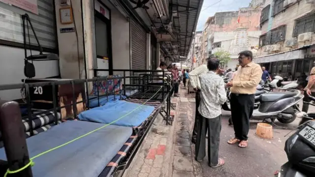 हिऱ्यांच्या आयात बंदीचा मोठा फटका सुरतमधील हिरे व्यवसायाला बसला.