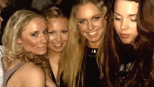 Soldan sağa, Martine, Cecilie ve Nina, Martine'in öldüğü gece Maddox gece kulübünde eğlenirken.