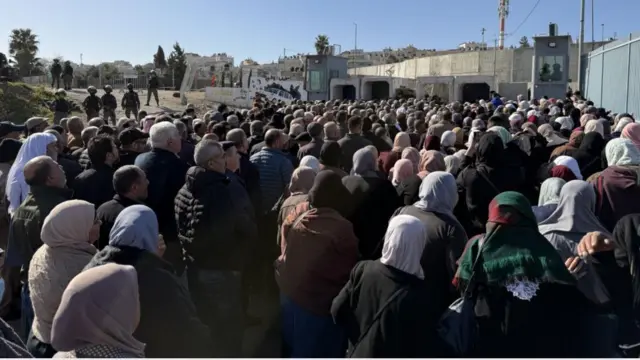 فلسطينيون يقفون بالطوابير عند حاجز إسرائيلي في الضفة الغربية