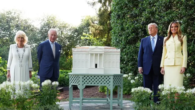 Король Великобритании Карл III и королева Камилла вместе с президентом США Дональдом Трампом и первой леди Меланией осматривают ульи на территории Белого дома в первый день государственного визита в США, Вашингтон, округ Колумбия, США, 27 апреля 2026 года.