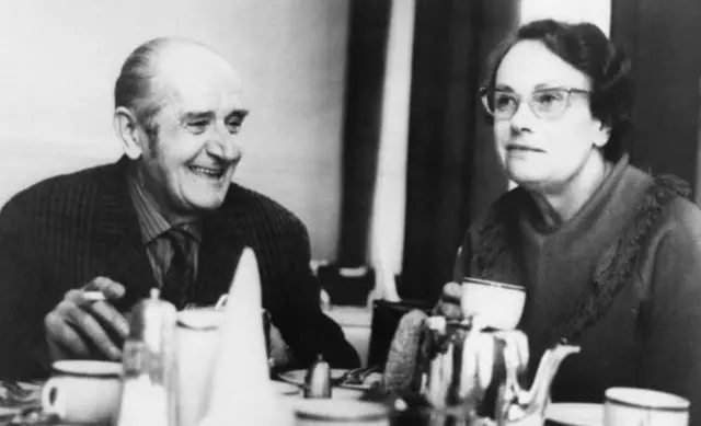 Les espions britanniques Harry Houghton et Ethel Gee, photographiés en 1970 après leur sortie de prison, prennent leur petit-déjeuner ensemble dans un petit hôtel des environs de Londres. 