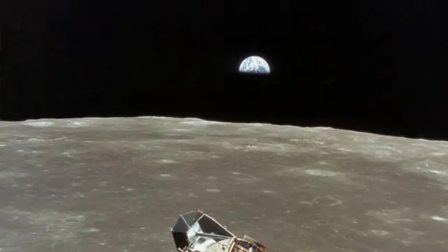 El módulo lunar «Eagle» del Apolo 11 inicia su ascenso para reunirse con el módulo de mando y servicio «Columbia» tras su exitoso alunizaje