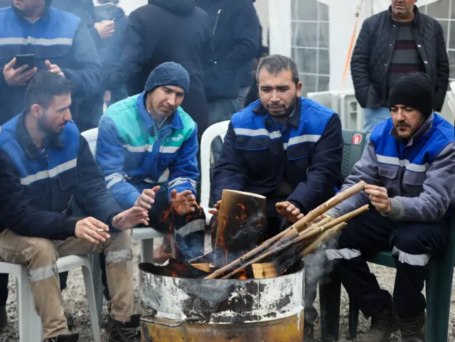 Madenciler eksi dereceleri bulan soğuk altında eylemi sürdürüyor. 