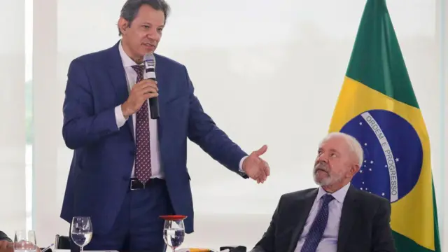 O ministro Fernando Haddad falasportsbet io bonus de boas vindasum microfone,sportsbet io bonus de boas vindaspé, ao lado do presidente Lula, sentado. Ambos vestem ternos. Atrássportsbet io bonus de boas vindasLula há uma bandeira do Brasil. À frente deles há uma mesa com papéis e taças com água.