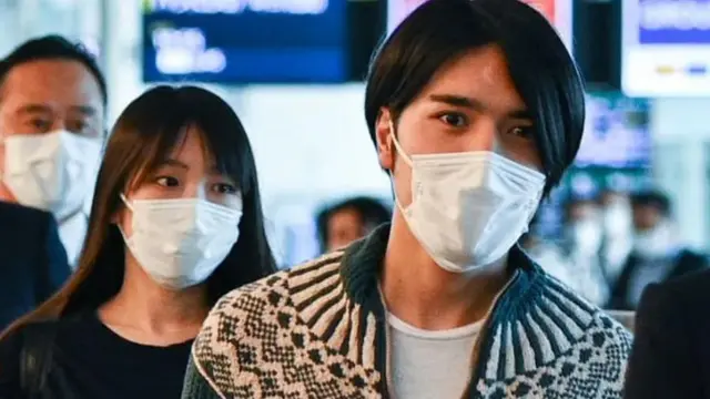 마코 전 공주와 남편 코무로 케이가 뉴욕행 비행기를 타기 위해 출발 게이트로 걸어가고 있다