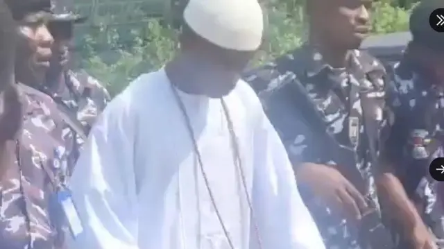 Ọba Ayodeji Williams Adesoye wọ asọ agbada ati sokoto pẹlu fila funfun sori, o dori kodo, o si wa laarin awọ ọlọpaa to n sin jade kuro ninu ilu.