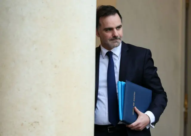 آقای بارنیه تنها سه ماه در سمت نخست‌وزیر دوام آورد. دولت او پس از رای‌گیری در جلسه استیضاح با تصمیم اکثریت نمایندگان پارلمان سقوط کرد