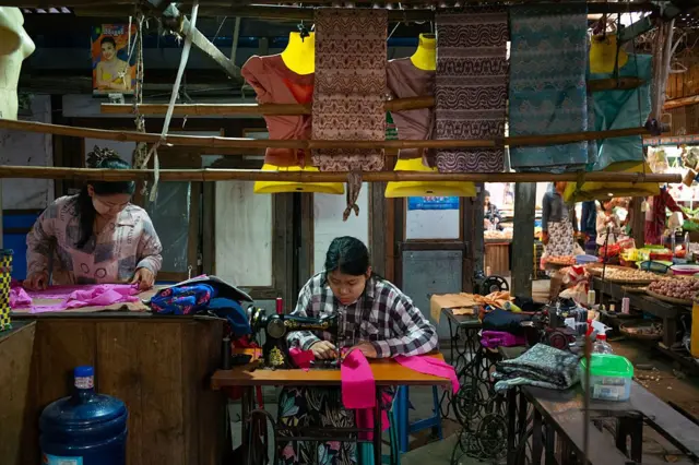၂၀၂၆ ခုနှစ်အတွင်း မန္တလေးမြို့တွင်း ဈေးတနေရာမှာ လုံချည်ချုပ်နေကြတဲ့ အမျိုးသမီးတွေ 