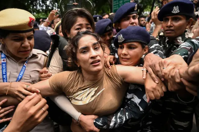 विनेश फोगाट साल 2023 में भारतीय कुश्ती संघ के तत्कालीन अध्यक्ष बृजभूषण सिंह के ख़िलाफ़ प्रदर्शन करने वाले पहलवानों में शामिल थीं