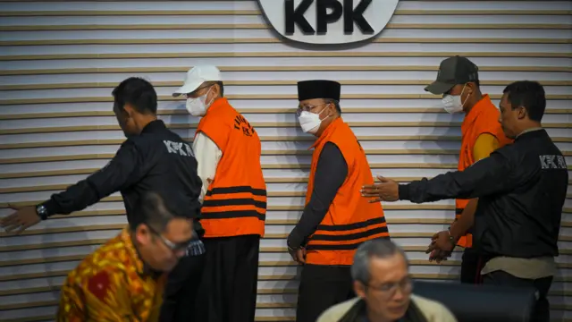 Petugas menggiring Gubernur Bengkulu Rohidin Mersyah (tengah), ajudan Gubernur Bengkulu Evriansyah (kedua kanan), dan Sekda Provinsi Bengkulu Isnan Fajri (kedua kiri) usai konferensi pers penetapan dan penahanan tersangka operasi tangkap tangan (OTT) KPK di Gedung Merah Putih, KPK, Jakarta, Minggu (24/11/2024).