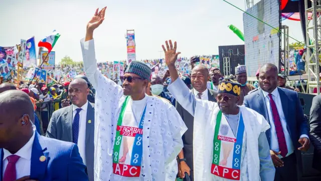 Aarẹ Buhari ati Bọla Tinubu n juwọ si awọn ololufẹ ẹgbẹ oṣelu APC nibi ipade ipolongo ibo kan